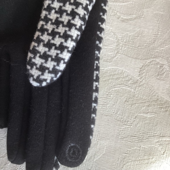NWT Adrienne Vittadini Black and White Herringbone pattern touch glove - Picture 6 of 7